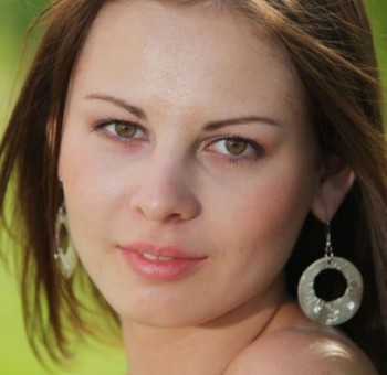 Голые попки Сексуальная дамочка на травке