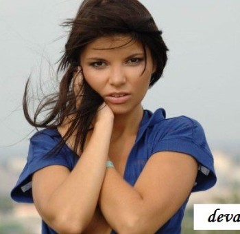 Голые молодые девушки Молодая красавица в развалинах старого дома