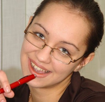 Голые в очках Очкастая страшненькая телочка