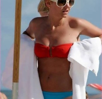 Голые знаменитости Голая грудь Elisha Cuthbert