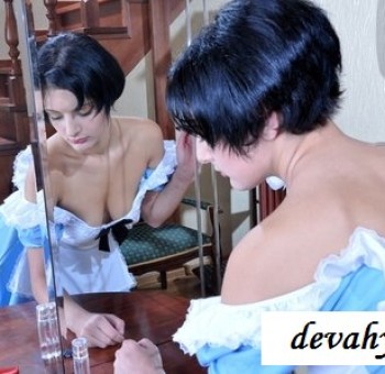 Голые служанки - Горничная одевает чужие чулочки Горничная одевает чужие чулочки