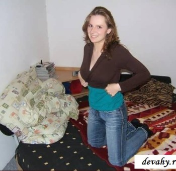 Голые сиськи Симпатичная девочка разделась в кровати (эротика)