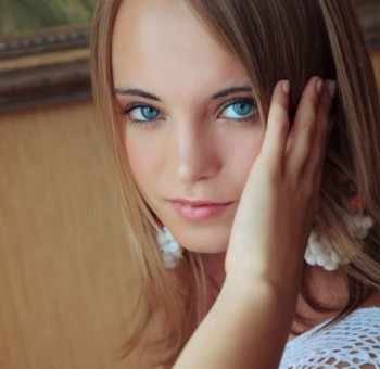 Голые 18-летние Блондинка в красивом прозрачном белье