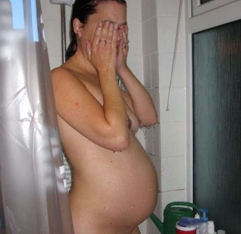 Голые беременные - Девушка эротично принимает душ (15 фото эротики) Девушка эротично принимает душ (15 фото эротики)