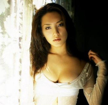 Голые азиатки Обольстительная принцесса с голыми сиськами  (эротика)