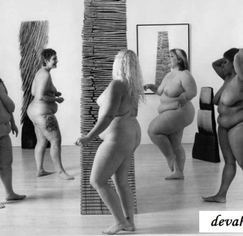 Голые пышки Обнаженные женщины веселятся и танцуют (эротика)