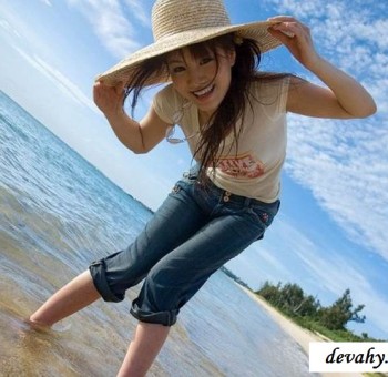 --- Обнаженная деваха играется на пляже (эротика)