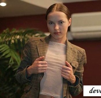 --- Голая милашка на бильярдном столе (16 фото эротики)