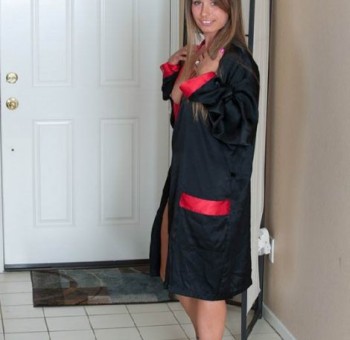 Большой клитор Прищепки на пизде увлекательной извращенки  (16 фото эротики)