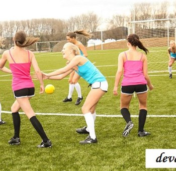 Голые спортсменки Женская футбольная команда оголилась