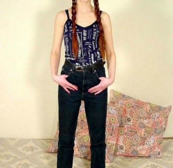 Голые в джинсах Эротическая показуха распутной замухрышки (15 фото эротики)