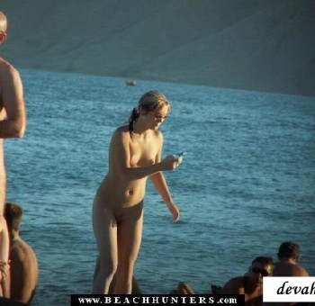 Скрытая камера Смотрим со стороны на пляжную нимфу