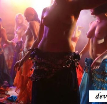 Голые танцуют Выступление обнажённых баб в танце