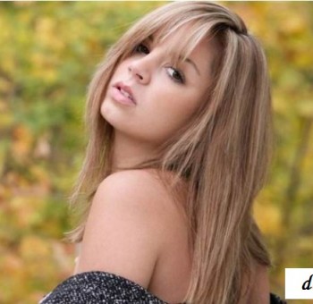 Голые без трусов Обнаженная киска красивой девочки в осеннем лесу (эротика)