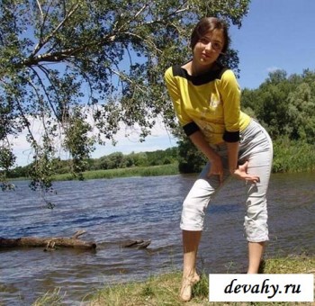 Голые в джинсах Брюнетка спускает сексуально джинсы