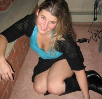 Голые пышки Обнаженная девчушка показывает полные прелести (15 фото эротики)