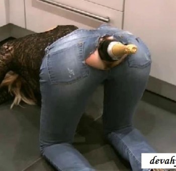 Бутылка в жопе - Голая бутылка в жопе у женщин Голая бутылка в жопе у женщин