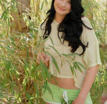 Голые сиськи Естественная грудь брюнетки на шезлонге (20 фото эротики)