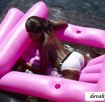 Голые в масле Выбритая пилотка мулатки на матрасе (21 фото эротики)