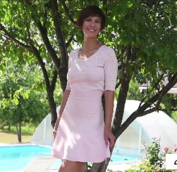 Голые без трусов Телка без трусов демонстрирует попку рачком  (20 фото эротики)