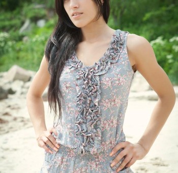 Голые телки - Обнаженная телка кайфует на пляже Обнаженная телка кайфует на пляже