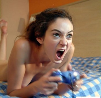 Голые геймерши - Голые девушки с джойстиками Голые девушки с джойстиками