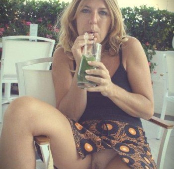 Фото засветы Под юбочками женщин видны голые киски