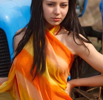 Голые доярки Эротические фото одной молодой шлюшки