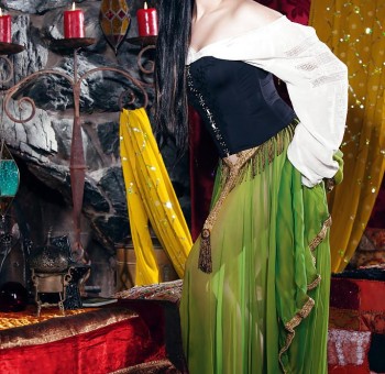 Голые цыганки Обнаженная гадалка раскладывает карты (фотографии)