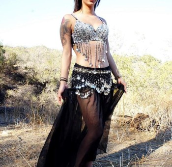 Голые цыганки Голая Фатима в степях демонстрирует свои сиськи