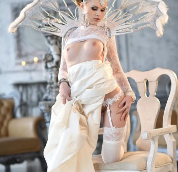 Голые леди Роскошная голая принцесса в нейлоновых чулках