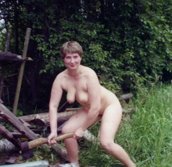 Голые на даче Голые женщины работают на участках