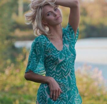 Голые худые Голая худышка на зеленой травке у реки