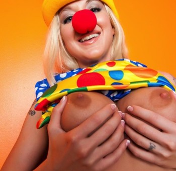 Голые циркачки Раздетая блондинка в костюме клоуна