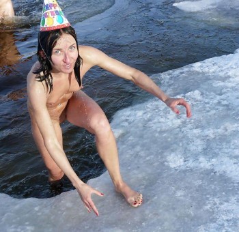 Голые в проруби Эротические зимнее купания веселых сучек в реке