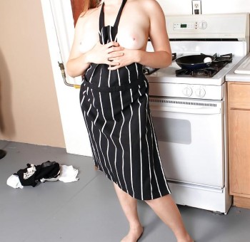 Голые поварихи Голая молодая жена у кухонной плиты