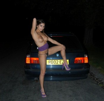 Голые ночью - Голая кокетка раздвинула ноги на капоте БМВ Голая кокетка раздвинула ноги на капоте БМВ