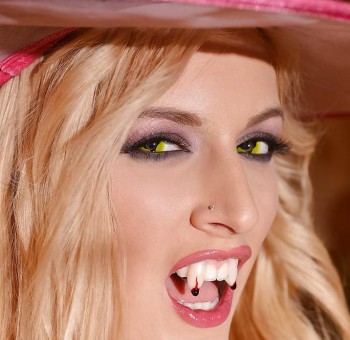 Голые вампирши - Вампирская эротика ведьмы с метлой в руках Вампирская эротика ведьмы с метлой в руках