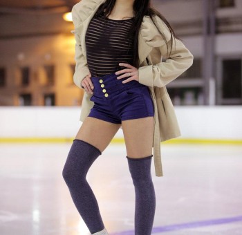 Голые на коньках - Эротика брюнетки после катания на льду (фотографии) Эротика брюнетки после катания на льду (фотографии)