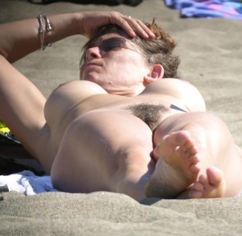 Голые без палева - Эротика милфы с небритой пиздой на пляже Эротика милфы с небритой пиздой на пляже