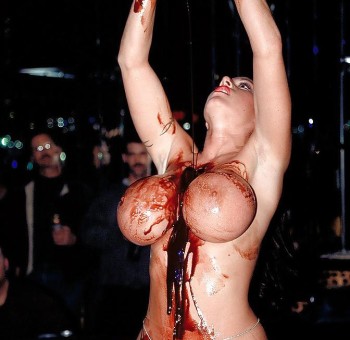 Голые на вечеринке Голая стриптизерша поливает титьки шоколадом