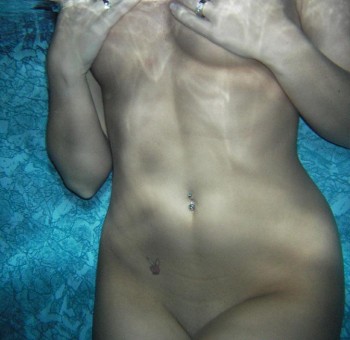 Голые под водой Купания голой русской девушки в бассейне (частные фото)