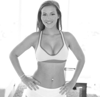 Черно белое - Обнаженная влажная латина кайфует от эротического массажа Обнаженная влажная латина кайфует от эротического массажа