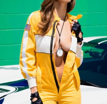 Голые девки Крутая и очень гламурная телочка у автомобилей трясет большими буферами