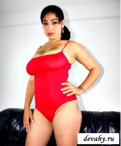 Девушка с огромными сисяндрами