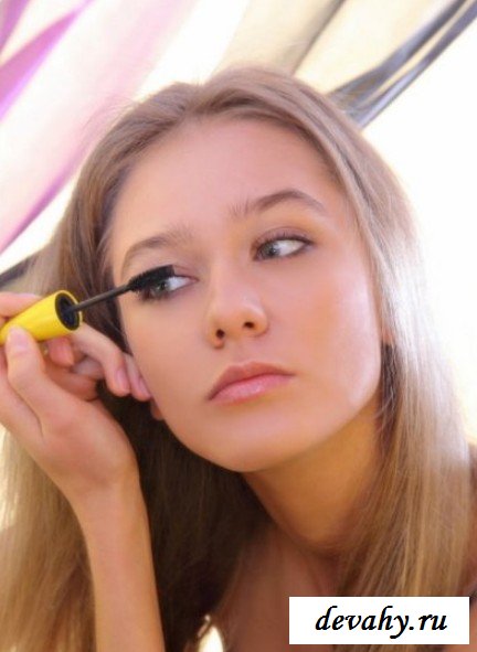 Молодая кошечка в гримёрке