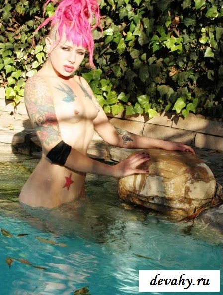 Яркая лысая девочка