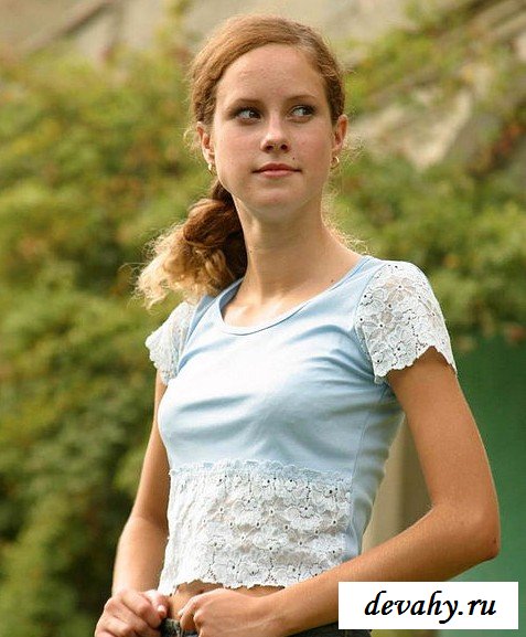 Грудь девочки в джинсах