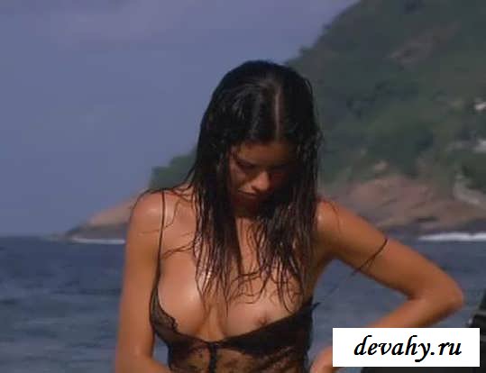 Голая киска Адриана Лима за кулисами