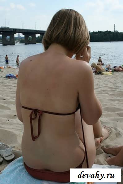 Девки обнажают сиськи на пляже